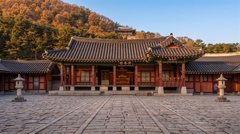 F2 · 유여택 앞 광장 앰비언트 — 확정 배경